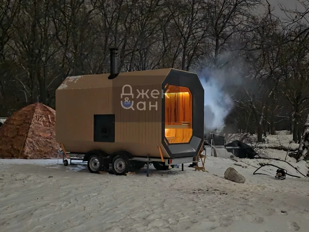 Баня на двухосном прицепе у места отдыха.